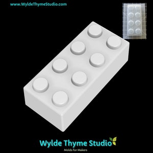 Può includere: Un mattoncino bianco con otto borchie circolari sulla parte superiore. È visibile anche un'immagine di uno stampo con la stessa forma. Il sito web www.WyldeThymeStudio.com è visualizzato.