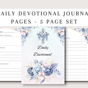 Pode incluir: Um conjunto de cinco páginas de diário devocional. As páginas apresentam desenhos florais em aquarela em tons de azul e rosa. A página central exibe as palavras "Daily Devotional" com uma ilustração de cruz.