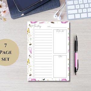 Può includere: Un foglio di pianificazione giornaliera con l'intestazione Monday, una riga per la data, linee orarie dalle 6:00 alle 21:00, una sezione To Do List e una sezione Notes. Il bordo è decorato con illustrazioni ad acquerello di teiere rosa, farfalle e api.