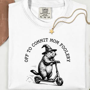 Mãe Caótica a Caminho das Loucuras de Mãe PNG SVG, Design Engraçado para Camiseta com Estampa de Marmota e Scooter para Mamãe, Presente para o Dia das Mães, Anúncio de Gravidez Digital