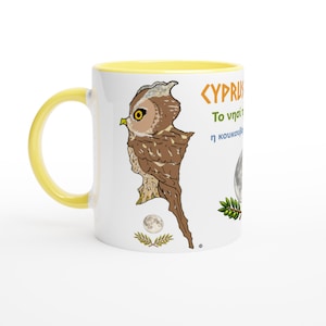 Puede incluir: Taza de cerámica blanca con interior y asa amarillos. La taza presenta una ilustración de búho marrón y beige con la palabra "CYPRUS" y texto griego. También se representa una luna llena y una rama de olivo.