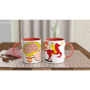 Peut inclure: Deux mugs en céramique blanche avec intérieur et anse rouges. L'un des mugs présente un dessin de carte à l'intérieur d'une illustration de tête, avec du texte. L'autre mug a une illustration de cheval et de cavalier rouge, avec du texte.