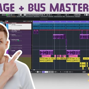 Puede incluir: Un hombre señala una pantalla de ordenador que muestra un software de edición de audio. La pantalla muestra una forma de onda morada y amarilla con el texto "MIXAGE + BUS MASTER MIS" en la parte superior. Un gráfico de estrella amarilla dice "PLUGIN 100% WAVES".