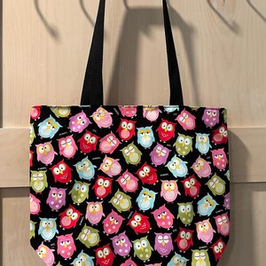 Sac fourre-tout coloré à imprimé hibou avec pochette à fermeture éclair, fourre-tout en tissu fait main, sac écologique réutilisable, cadeau pour amateur de hibou, prêt à être expédié