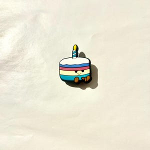 Pu&ograve; includere: Una tazza di ceramica bianca con un manico nero e la scritta "But First, Coffee" in stile scritto a mano. La tazza &egrave; su una superficie bianca. La tazza &egrave; alta circa 10 cm.