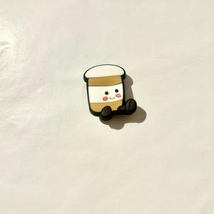 Pu&ograve; includere: Un cartello in legno fatto a mano con la scritta "Welcome" in un carattere giocoso. Il cartello presenta uno sfondo bianco invecchiato e un bordo marrone scuro, perfetto per una porta d'ingresso. Il cartello misura circa 30 cm di larghezza e 15 cm di altezza.