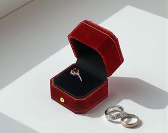 Vintage Style Velvet Ring Box – Elegant Engagement Ring Holder | Proposal Jewelry Box | Wedding Gift Keepsake | Classic Velvet Ring Case
