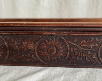 Boîte pour centre de table fabriquée à la main à partir de meubles recyclés du XIXe siècle – Sculpture florale, teinture foncée (16 po. × 4 po. × 3 po.)