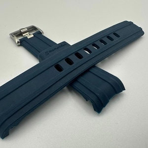 Puede incluir: Un juego de tres tazas de cer&aacute;mica con un acabado mate moteado. Las tazas son en tonos crema, gris claro y gris oscuro. Cada taza tiene un dise&ntilde;o simple y minimalista y un asa redondeada.