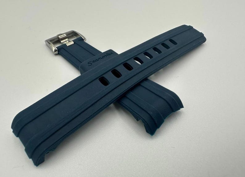 Puede incluir: Un juego de tres tazas de cer&aacute;mica con un acabado mate moteado. Las tazas son en tonos crema, gris claro y gris oscuro. Cada taza tiene un dise&ntilde;o simple y minimalista y un asa redondeada.