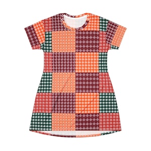 Puede incluir: Vestido de manga corta con diseño de patchwork. El vestido presenta una variedad de patrones geométricos en tonos naranja, rojo, verde y burdeos. El escote es sencillo y el vestido tiene un corte holgado.