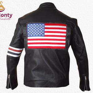 Pu&ograve; includere: Giacca in pelle nera con una toppa della bandiera americana sul retro. La giacca ha un design classico con chiusura a zip e dettagli a righe sulla manica sinistra. Un'opzione di abbigliamento esterno elegante.