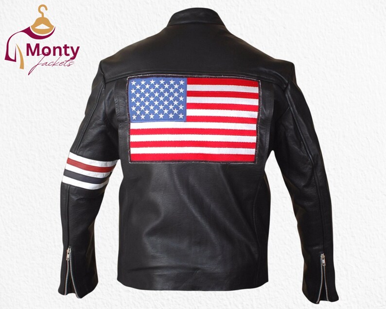 Pu&ograve; includere: Giacca in pelle nera con una toppa della bandiera americana sul retro. La giacca ha un design classico con chiusura a zip e dettagli a righe sulla manica sinistra. Un'opzione di abbigliamento esterno elegante.