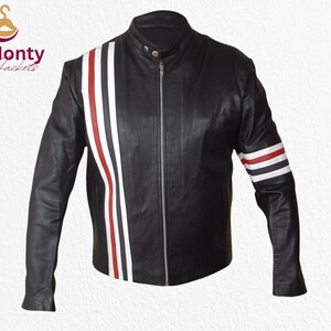 Pu&ograve; includere: Giacca in pelle nera con un design a strisce verticali bianche, rosse e bianche. La giacca ha un collo alto, una chiusura con cerniera e il testo "Monty Jackets" nell'angolo in alto a sinistra.