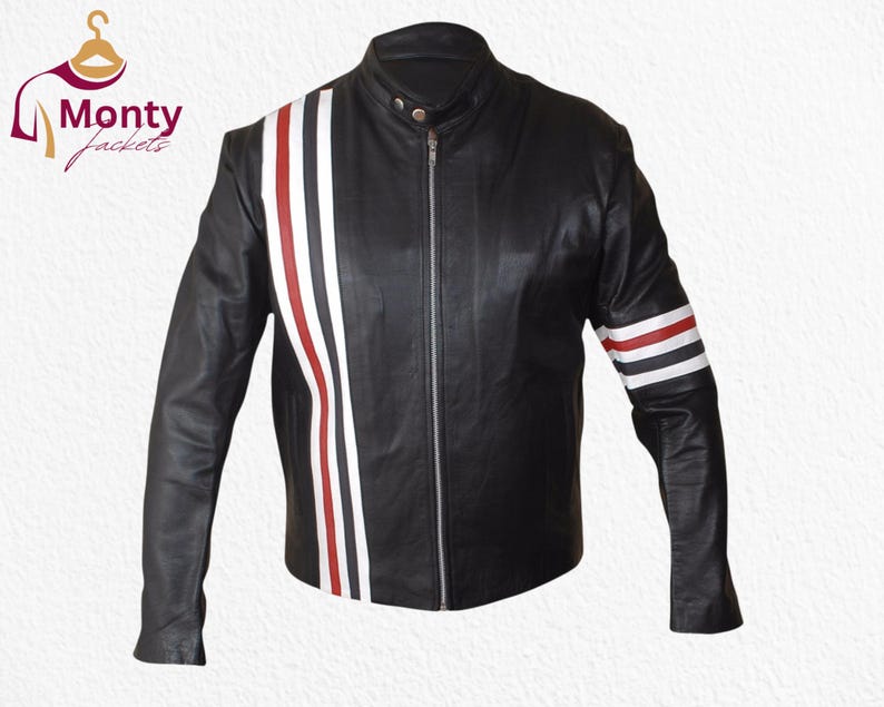 Pu&ograve; includere: Giacca in pelle nera con un design a strisce verticali bianche, rosse e bianche. La giacca ha un collo alto, una chiusura con cerniera e il testo "Monty Jackets" nell'angolo in alto a sinistra.