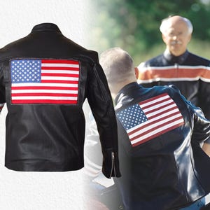 Pu&ograve; includere: Giacca in pelle nera con una toppa della bandiera americana sul retro. La giacca ha chiusure con cerniera, strisce bianche e rosse sulle maniche e un classico stile biker. Un capo di abbigliamento patriottico.