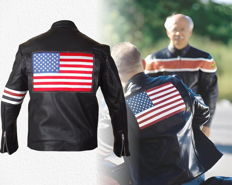 Pu&ograve; includere: Giacca in pelle nera con una toppa della bandiera americana sul retro. La giacca ha chiusure con cerniera, strisce bianche e rosse sulle maniche e un classico stile biker. Un capo di abbigliamento patriottico.