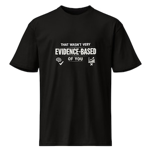 Könnte beinhalten: Ein Set aus drei Keramikbechern mit gesprenkelter, matter Oberfläche. Die Becher sind in Creme-, Hellgrau- und Dunkelgrautönen gehalten. Jeder Becher hat ein schlichtes Design und einen abgerundeten Henkel. Die Becher sind aufeinander gestapelt.