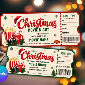 Op de afbeelding: Twee rechthoekige kerstfilmavondtickets met een crèmekleurige achtergrond, rode tekst en afbeeldingen van popcorn, een rode mok met marshmallows, een zuurstok en een kerstmuts. Elk ticket bevat velden voor to, from, datum en locatie.