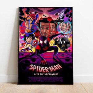 Op de afbeelding: Een ingelijste poster voor de animatiefilm "Spider-Man: Into the Spider-Verse". Het kunstwerk heeft een dynamische compositie met meerdere Spider-Man-personages, levendige kleuren en de titel van de film prominent weergegeven in wit en rood.