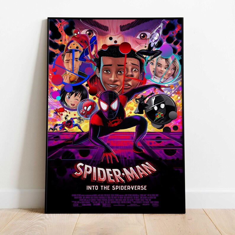 Op de afbeelding: Een ingelijste poster voor de animatiefilm "Spider-Man: Into the Spider-Verse". Het kunstwerk heeft een dynamische compositie met meerdere Spider-Man-personages, levendige kleuren en de titel van de film prominent weergegeven in wit en rood.