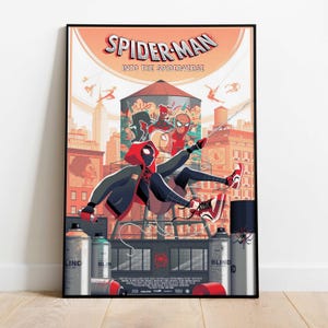 Op de afbeelding: Een ingelijste poster van de animatiefilm "Spider-Man: Into the Spider-Verse". De illustratie toont Spider-Man in een stadsgezicht. De titel van de film staat bovenaan. De dominante kleuren zijn rood, oranje en blauw.