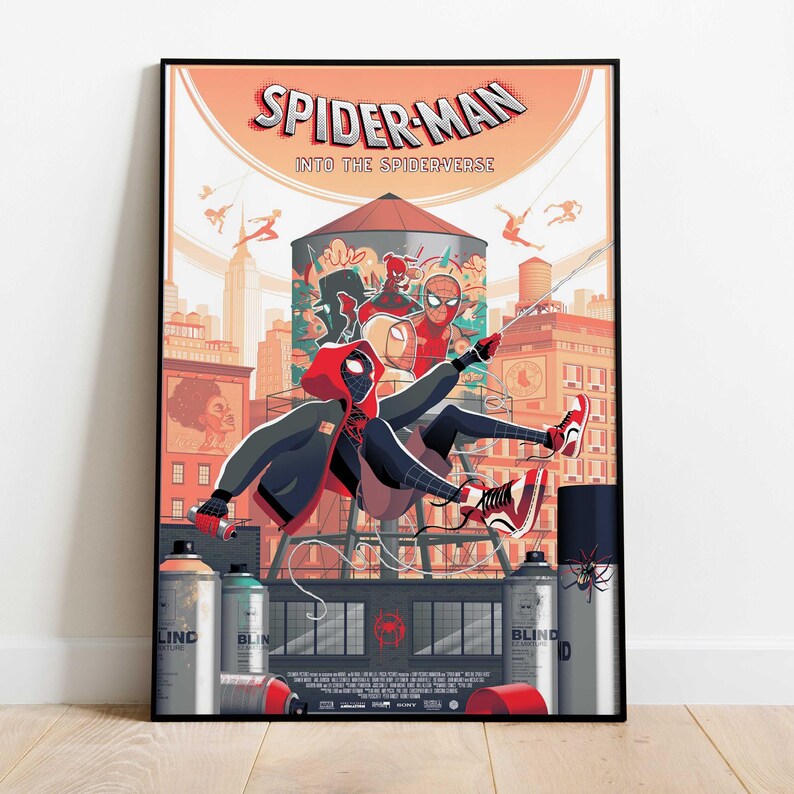 Op de afbeelding: Een ingelijste poster van de animatiefilm "Spider-Man: Into the Spider-Verse". De illustratie toont Spider-Man in een stadsgezicht. De titel van de film staat bovenaan. De dominante kleuren zijn rood, oranje en blauw.