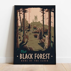 Może przedstawiać: Oprawiony wydruk artystyczny przedstawiający stylizowaną scenę leśną z napisem "Visit Black Forest, Home of the Elder". Grafika przedstawia postać idącą przez las ze szkieletem i stworzeniem w tle. Paleta kolorów obejmuje odcienie brązu, zieleni i czerni.