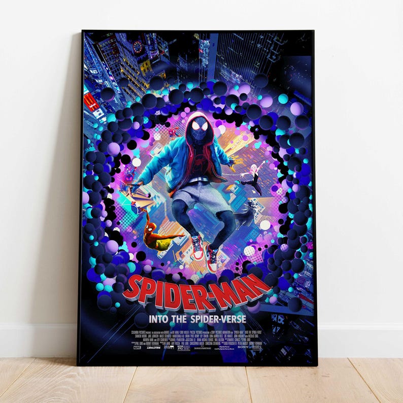 Op de afbeelding: Een ingelijste filmposter voor "Spider-Man: Into the Spider-Verse". De poster toont een dynamische illustratie van Spider-Man in een blauwe jas en korte broek, tegen een kleurrijke achtergrond. De titel van de film is prominent weergegeven.