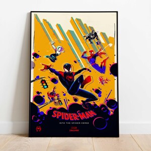Op de afbeelding: Een ingelijste poster met meerdere Spider-Man-personages in actie tegen een gele en oranje stadsgezichtachtergrond. De poster bevat de tekst "Spider-Man: Into the Spider-Verse" en het Marvel-logo.