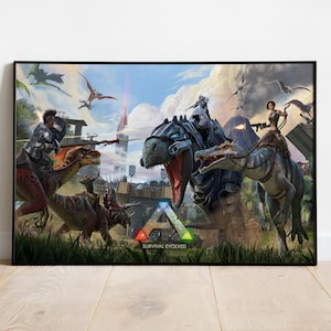Puede incluir: Un póster enmarcado con una vibrante ilustración digital del videojuego "ARK: Survival Evolved". La obra de arte representa figuras blindadas montando dinosaurios en un paisaje prehistórico, con el logotipo del juego.