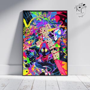 Puede incluir: Un p&oacute;ster enmarcado con un collage vibrante y colorido de personajes de Spider-Man. La obra de arte muestra m&uacute;ltiples figuras de Spider-Man en poses din&aacute;micas, con elementos de texto en negrita y una mezcla de formas geom&eacute;tricas y colores brillantes. El p&oacute;ster est&aacute; contra una pared blanca.