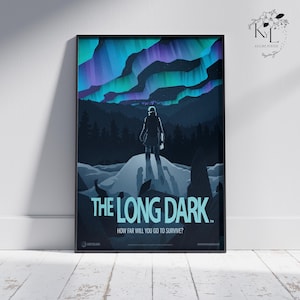Puede incluir: Póster enmarcado con una persona de espaldas sobre una cima nevada, con montañas y una aurora boreal vibrante. El texto "THE LONG DARK" se muestra, con la frase "HOW FAR WILL YOU GO TO SURVIVE?" en la parte inferior.