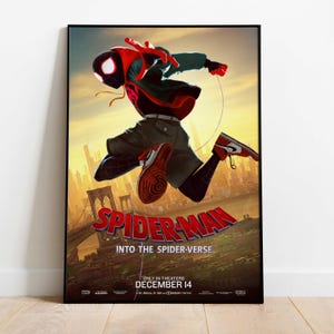 Op de afbeelding: Een ingelijste poster voor de animatiefilm "Spider-Man: Into the Spider-Verse". De afbeelding toont Spider-Man in een dynamische pose tegen een stadsachtergrond. De poster bevat de titel en releasedatum van de film.