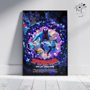 Puede incluir: P&oacute;ster enmarcado de la pel&iacute;cula Spider-Man: Into the Spider-Verse. La obra de arte muestra a Spider-Man en una pose din&aacute;mica, rodeado de un fondo vibrante y colorido. El p&oacute;ster tiene un marco negro y se exhibe contra una pared blanca.