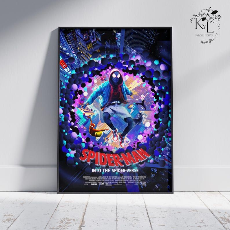 Puede incluir: P&oacute;ster enmarcado de la pel&iacute;cula Spider-Man: Into the Spider-Verse. La obra de arte muestra a Spider-Man en una pose din&aacute;mica, rodeado de un fondo vibrante y colorido. El p&oacute;ster tiene un marco negro y se exhibe contra una pared blanca.