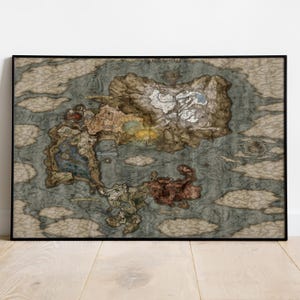 Könnte beinhalten: Gerahmter Karten-Druck mit einer detaillierten, stilisierten Darstellung einer Fantasy-Welt. Die Karte zeigt verschiedene Landmassen in Braun-, Beige- und Grüntönen, umgeben von einem blau-grauen Meer. Weiße wolkenartige Formen sind verstreut.