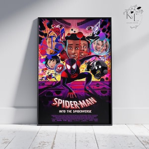 Puede incluir: Un p&oacute;ster enmarcado de la pel&iacute;cula animada "Spider-Man: Into the Spider-Verse". El p&oacute;ster presenta un collage vibrante de personajes, con Spider-Man en una pose din&aacute;mica en primer plano. La paleta de colores incluye rojo, negro, morado y azul.