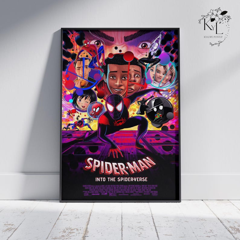 Puede incluir: Un p&oacute;ster enmarcado de la pel&iacute;cula animada "Spider-Man: Into the Spider-Verse". El p&oacute;ster presenta un collage vibrante de personajes, con Spider-Man en una pose din&aacute;mica en primer plano. La paleta de colores incluye rojo, negro, morado y azul.