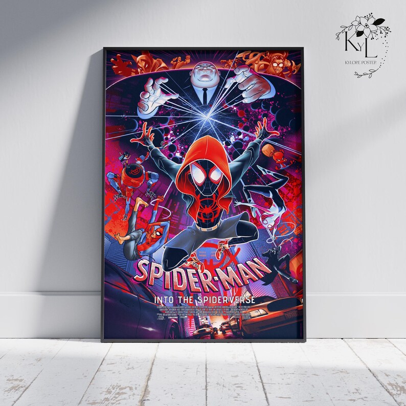 Puede incluir: Un p&oacute;ster enmarcado de la pel&iacute;cula "Spider-Man: Into the Spider-Verse". La vibrante obra de arte presenta m&uacute;ltiples personajes de Spider-Man, incluido Miles Morales con una sudadera roja. El p&oacute;ster tiene una composici&oacute;n din&aacute;mica con un fondo de ciudad.