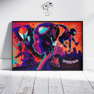 Puede incluir: Un p&oacute;ster enmarcado con una vibrante ilustraci&oacute;n de "Spider-Man: Into the Spider-Verse". La obra presenta personajes de Spider-Man contra un colorido tel&oacute;n de fondo de la ciudad, con el t&iacute;tulo de la pel&iacute;cula.