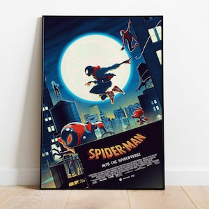 Op de afbeelding: Een ingelijste filmposter voor "Spider-Man: Into the Spider-Verse" met meerdere Spider-Man-personages in actie tegen een stadsgezicht op de achtergrond onder een volle maan. De poster heeft een donkerblauw en rood kleurenschema.