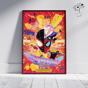 Puede incluir: P&oacute;ster enmarcado de Spider-Man: Into the Spider-Verse. La obra presenta una cara dividida de Spider-Man, con un lado rojo y negro y un lado rosa y blanco. El fondo es rojo vibrante con paisajes urbanos y veh&iacute;culos.