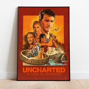 Puede incluir: Un póster enmarcado con fondo rojo presenta un collage de personajes de la serie de videojuegos "Uncharted". El póster incluye el texto "Uncharted" y "10 Years of Adventure" en naranja. La imagen tiene un estilo de cartel de película de acción y aventura vintage.