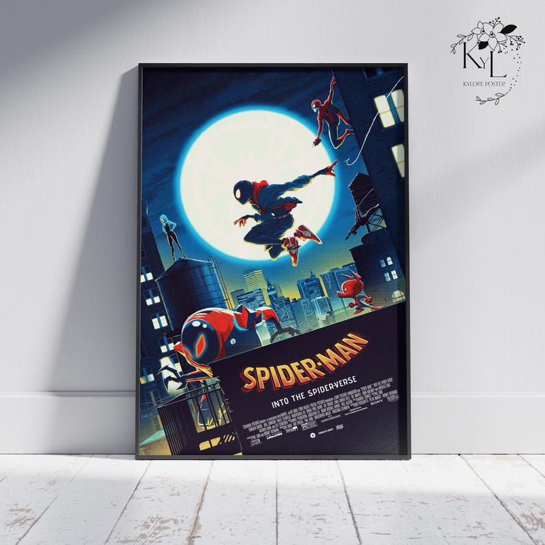 Puede incluir: P&oacute;ster enmarcado de la pel&iacute;cula animada "Spider-Man: Into the Spider-Verse". La obra de arte representa a los personajes de Spider-Man en acci&oacute;n contra un paisaje urbano con una gran luna. El p&oacute;ster tiene un esquema de color oscuro con toques vibrantes de rojo y azul.