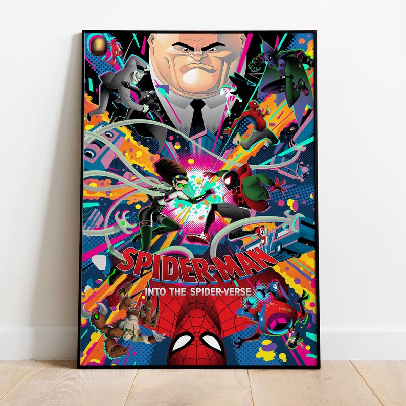 Op de afbeelding: Een ingelijste poster met de animatiefilm "Spider-Man: Into the Spider-Verse". Het kunstwerk toont verschillende Spider-Man-personages in actie, met levendige kleuren en dynamische composities. De titel staat prominent afgebeeld.