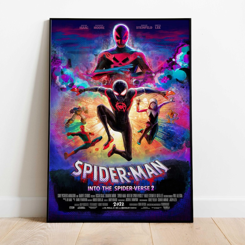 Op de afbeelding: Een ingelijste filmposter voor "Spider-Man: Into the Spider-Verse 2" met meerdere Spider-Man-personages in actieposes. De poster heeft een levendig, kleurrijk ontwerp met de titel prominent weergegeven.