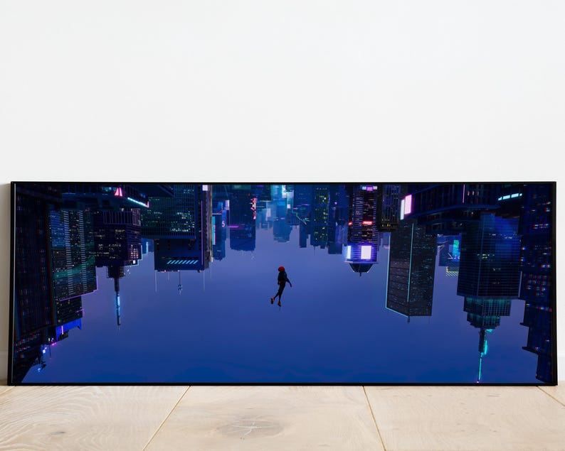 Puede incluir: Impresi&oacute;n art&iacute;stica enmarcada que representa una ciudad futurista con una persona con un traje rojo flotando. Los edificios est&aacute;n iluminados con luces de ne&oacute;n, sobre un cielo azul oscuro.