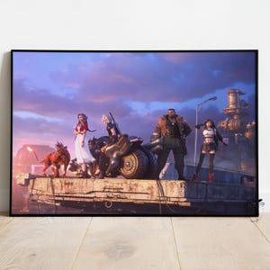 Peut inclure: Impression d'art numérique encadrée représentant des personnages de Final Fantasy VII. L'œuvre montre un groupe de personnages sur un toit avec une moto, une créature ressemblant à un chien et une ville en arrière-plan sous un ciel violet et orange.