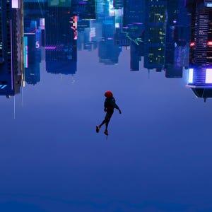Puede incluir: Imagen animada de una figura con traje negro y capucha roja flotando contra un cielo azul. El fondo presenta un paisaje urbano invertido con edificios iluminados, creando una composici&oacute;n din&aacute;mica y surrealista.